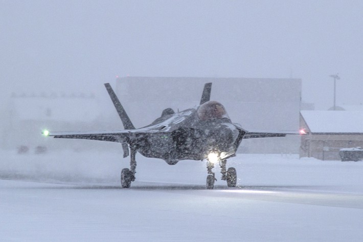 F35+Icy+Runway2.jpg